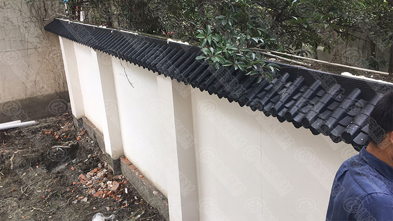 雙流賈老板采購(gòu)樹脂瓦廠家的圍墻【塑料一體仿古屋檐瓦】案例