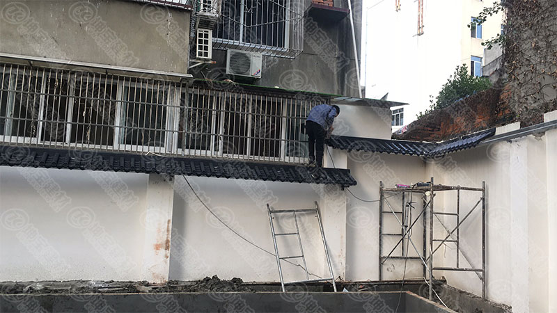 雙流賈老板采購(gòu)樹脂瓦廠家的圍墻【塑料一體仿古屋檐瓦】案例