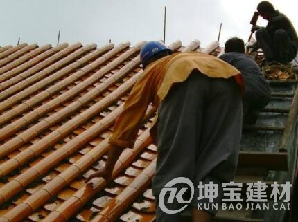 農村屋頂蓋琉璃瓦的坡度多少？多少錢一塊？安裝步驟是什么？