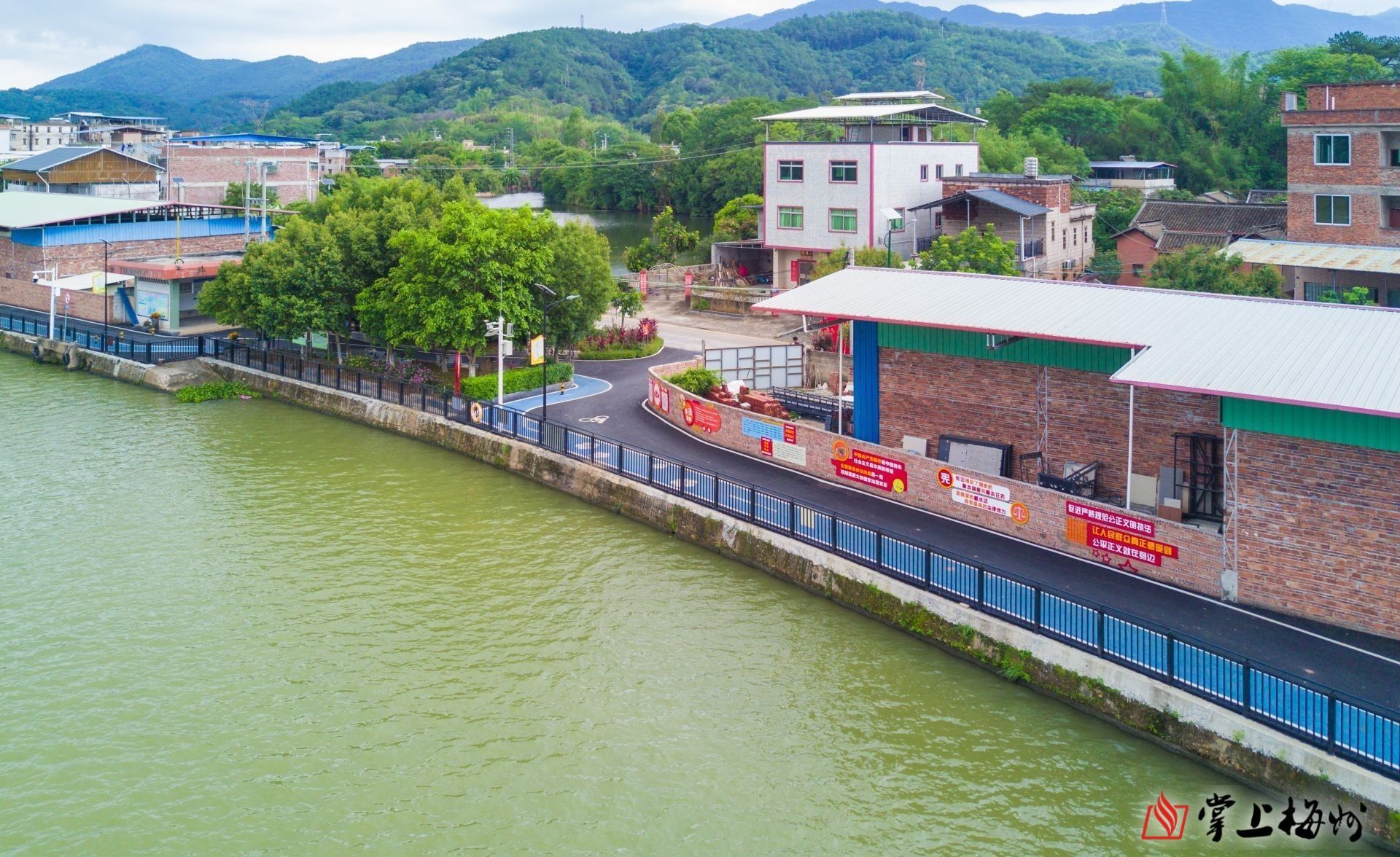 ↑長沙圩鎮碧道鋪設了瀝青并劃分跑道和自行車道，“顏值”再獲提升。（林翔 攝）